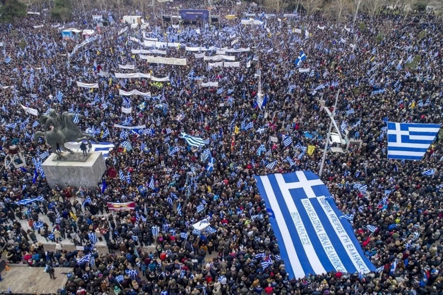 Οι Μακεδόνες «σφυροκοπούν» τον Τσίπρα: Έρχεται κλείσιμο καταστημάτων, τραπεζών & μπλόκα στους δρόμους – Ιστορική απόφαση στη Βέροια